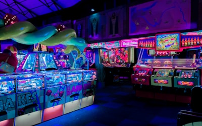 一张有趣的球迷自制表情包，将教练头像P在电影海报上