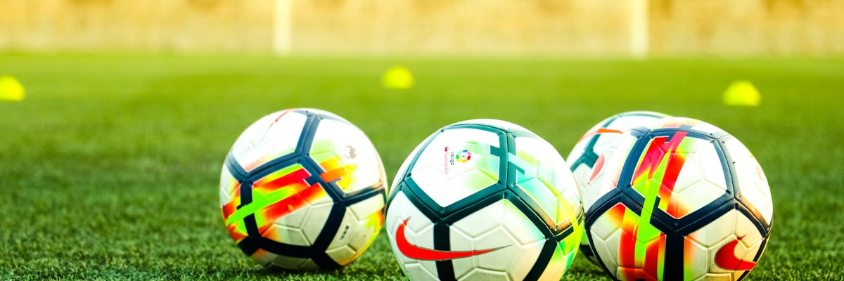 英雄联盟S赛总决赛现场，巨大的奖杯和绚丽的舞台灯光