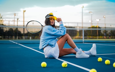 网球运动员在红土场地上奋力救球