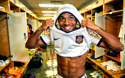 球星在更衣室搞怪，用球衣蒙住头的趣味照片